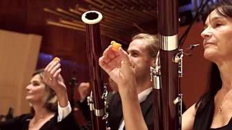 Konser, Seluruh Anggota Orkestra Ini Makan Cabai