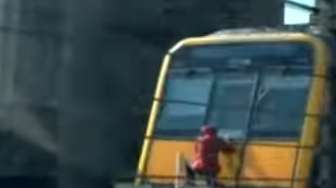 Pemuda Nekat Bergelantungan di Belakang Kereta