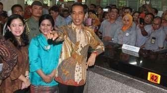 Presiden Jokowi meluncurkan Kartu Indonesia Pintar (KIP), Kartu Indonesia Sehat (KIS) dan Kartu Simpanan Keluarga Sejahtera (KSKS) di kantor Pos Pasar Baru, Jakarta Pusat, Senin (3/11). [suara.com/Oke Atmaja]