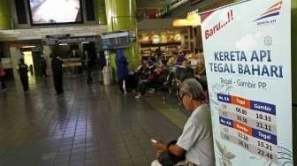 Calon penumpang Kereta Api melakukan pembelian tiket di stasiun Gambir Jakarta, Senin (3/10). [Kurniawan Mas'ud]