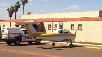 Wah, Pilot Ini Parkir Pesawat di Parkiran Mobil
