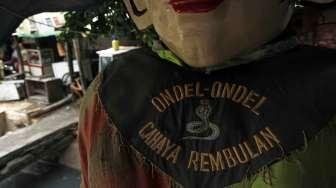 Pembuatan boneka onde-ondel di sanggarnya di Jakarta Pusat, Selasa (4/11). [suara.com/Kurniawan Mas'ud]