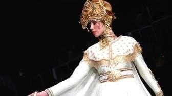 Penampilan busana-busana karya desainer Dian Pelangi oleh para model di ajang Jakarta Fashion Week (JFW) 2015 di Senayan City, Jakarta, Sabtu (1/11/2014). [Suara.com/Oke Atmaja]