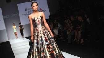 Sejumlah model menampilkan deretan busana karya desainer Billy Tjong di ajang Jakarta Fashion Week (JFW) 2015 di Senayan City, Jakarta, Sabtu (1/11/2014). [Suara.com/Oke Atmaja]