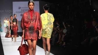 Sejumlah model menampilkan deretan busana karya desainer Billy Tjong di ajang Jakarta Fashion Week (JFW) 2015 di Senayan City, Jakarta, Sabtu (1/11/2014). [Suara.com/Oke Atmaja]