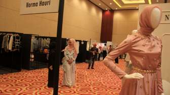 Pengunjung melihat stand pameran 'Fashionlink' di sela-sela ajang Jakarta Fashion Week (JFW) 2015 di Senayan City, Jakarta, Senin (3/11/2014). [Antara/Benardy Ferdiansyah]