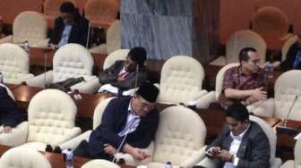 Foto Adian Napitupulu Tidur Pulas di Sidang DPR