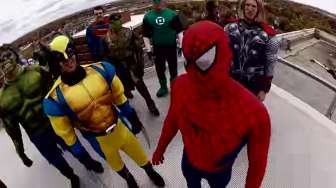 Kepung 'Penjahat', Tim SWAT Pakai Kostum Superhero