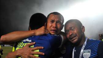 Pemain Persib Bandung Supardi (tengah) tak kuasa menahan haru pada selebrasi pemenang final ISL 2014 di Stadion Gelora Sriwijaya Jakabaring Palembang, Sumsel [Antara/Feny Selly]