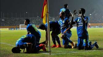 Pemain Persib Bandung melakukan selebrasi dengan bersujud pada laga Final Indonesia Super League [ANTARA/Feny Selly]