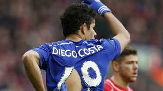 Striker Chelsea Diego Costa memegang jerseynya yang sobek saat menghadapi Liverpool di Anfield. REUTERS/Phil Noble