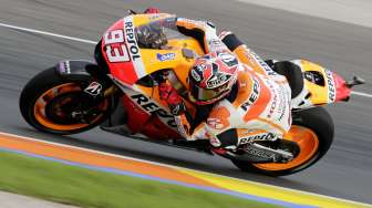 Marc Marquez dalam sesi latihan bebas di Valencia, Spanyol, (8/11). (Reuters/Heino Kalis)