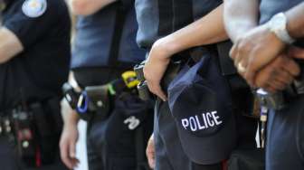 Nangis Ketakutan di Warung Makan, Polisi Ini Rela Lepas Seragam Demi Bocah