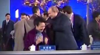 VIDEO: Putin 'Bermesraan' dengan Ibu Negara Cina