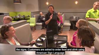 VIDEO: Seluruh Pelayan di Restoran Ini Tuna Rungu