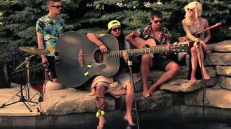VIDEO: Wow, Band Ini Gunakan Gitar Raksasa