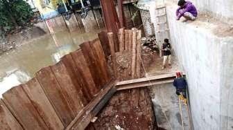 Proyek Pintu Air Karet 'Ngaret'