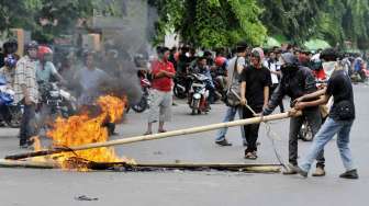 Mahasiswa memperotes kenaikan harga BBM dengan menutup jalan di depan kampus Universitas Negeri Makassar (UNM), Selasa (18/11). [Antara/Yusran Uccang]