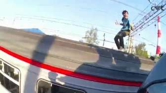 Pemuda Ini Nekat Lompat dari Kereta ke Kereta Lain