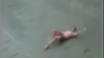 Hujan Deras, Lelaki Ini 'Berenang' di Depan Mal