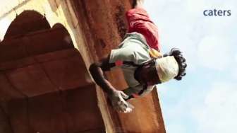 Lelaki Ini "Spiderman" atau 'Manusia Monyet' Yah?