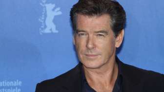 Bawa Pisau, Pierce Brosnan Diperiksa Petugas Bandara