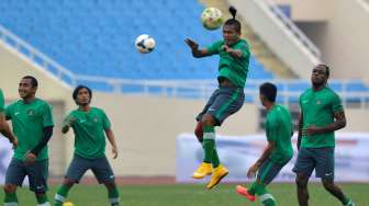 Pemain timnas Indonesia berlatih di Stadion My Dinh, Hanoi, Jumat (21/11). Timnas Indonesia akan menghadapi tuan rumah Vietnam pada laga pembuka grup A Piala AFF 2014 hari Sabtu (22/11). (ANTARA FOTO/Prasetyo Utomo)