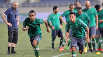 Pemain timnas Indonesia Zulhan Malik Zamrun (kiri) beradu lari dengan Samsul Arif (kanan) saat latihan di Stadion My Dinh, menjelang laga pembuka grup A Piala AFF melawan Vietnam hari Sabtu (22/11).(ANTARA FOTO/Prasetyo Utomo