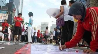 Komnas Anak menggelar peringatan 25 Tahun Hari Anak Internsional di Car Free Day, Minggu (23/11). [suara.com/Oke Atmaja]