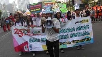 Sejumlah aktivis anak memperingati 25 Tahun Hari Anak Internsional, di Car Free Day, Minggu (23/11). [suara.com/Oke Atmaja]