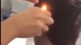 VIDEO:Wow, Lelaki Ini Cukur Rambut Pakai Korek Api