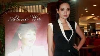 Main Film, Alena Wu Datangkan Guru dari Hongkong