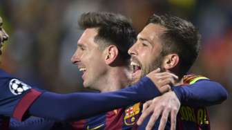 Bintang Barcelona Lionel Messi merayakan golnya ke gawang APOEL Nicosia. REUTERS/Andreas Manolis