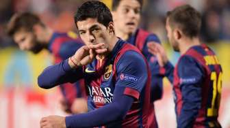 Pemain Barcelona Luis Suarez juga menyumbangkan satu gol sebelum Lionel Messi mencetak hat trick ke gawang APOEL Nicosia. REUTERS/Andreas Manolis