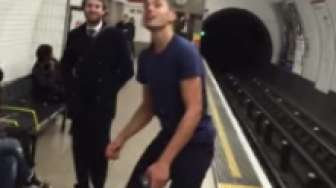 VIDEO:Lucu, Dua Lelaki Main 'Ping Pong' di Stasiun