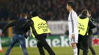 Bintang Real Madrid Cristiano Ronaldo menyaksikan steward mengamankan fans yang masuk ke dalam lapangan di St. Jakob-Park stadium. REUTERS/Arnd Wiegmann