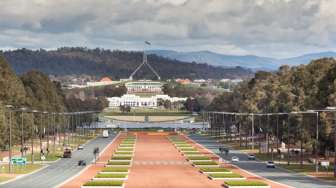 'Polisi' Fashion Merazia Gedung Parlemen Australia