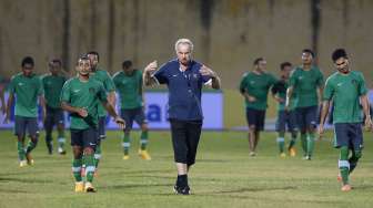 Riedl Keluhkan Lapangan Stadion Hang Day