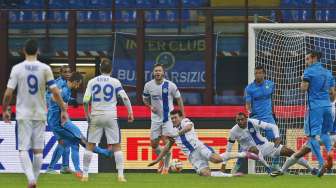 Pemain Inter Milan Zdravko Kuzmanovic (ketiga kiri) melepaskan tendangan untuk menjebol gawang Dnipro Dnipropetrovsk di Liga Europa. REUTERS/Alessandro Garofalo