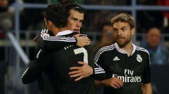 Winger Real Madrid Gareth Bale merayakan golnya dengan Cristiano Ronaldo setelah mencetaj gol ke gawang Malaga. REUTERS/Jon Nazca