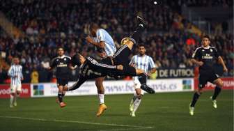 Bintang Real Madrid Cristiano Ronaldo (tengah) gagal melakukan tendangan akrobatiknya ke gawang Malaga. REUTERS/Jon Nazca