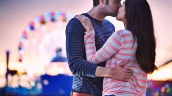6 Hal yang Pria Ingin Wanita Lakukan Saat Sedang Beciuman