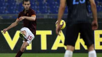 Pemain AS Roma Miralem Pjanic (kiri) mencetak gol dari tendangan bebas ke gawang Inter Milan di  Olympic stadium. REUTERS/Alessandro Bianchi