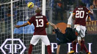 Pemain Inter Milan Pablo Osvaldo (tengah) sempat mencetak gol dan menyamakan kedudukan 2-2 di Olympic stadium. REUTERS/Alessandro Bianchi