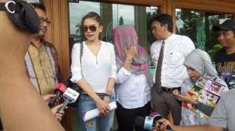 Sidang Cerai, Nikita Mirzani Pakai Jins Bolong