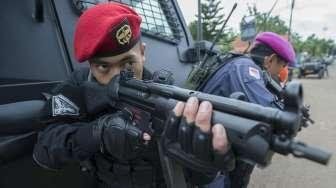 Pembukaan Latihan Gabungan Satgultor TNI Tri Matra IX Tahun 2014 di Lapangan Batalyon 461 Paskhas, Pangkalan Udara TNI AU Halim Perdanakusuma, Jakarta, Senin (1/12). [Antara]