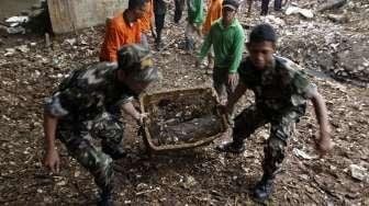 Bersih-bersih Kali Ciliwung