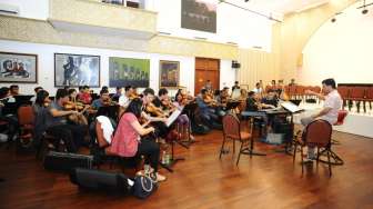 Nyanyikan Natal Bareng "The Resonanz Music Studio"