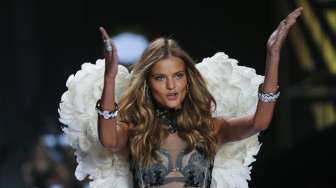 Seorang model memamerkan salah satu hasil rancangan pakaian dalam pada Peragaan Busana Victoria's Secret di London, (3/12). (Reuters)