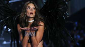 Lenggak-lenggok Para 'Bidadari' Victoria's Secret